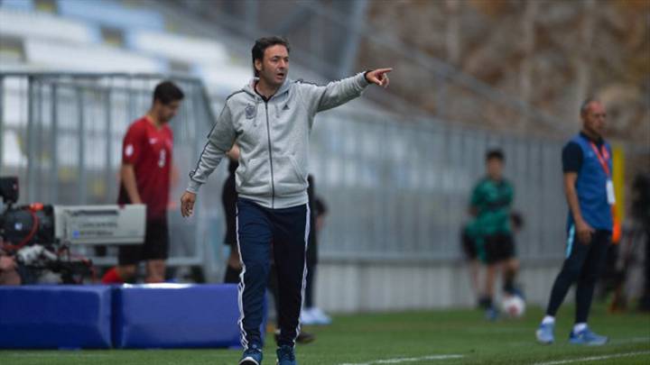 Santi Denia da intrucciones durante un partido.