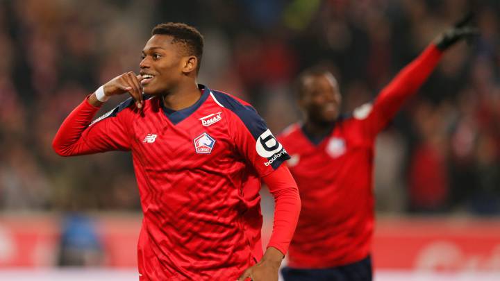 Rafael Leao celebrando un gol con el Lille esta temporada.
