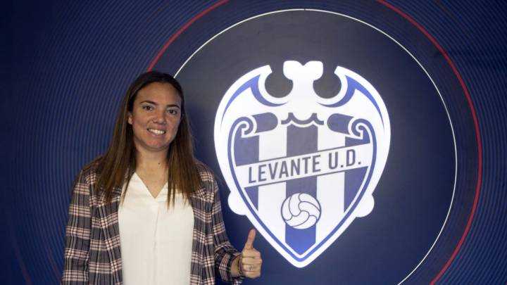 María Pry posa como nueva entrenadora del Levante.