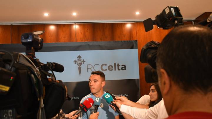 Iago Aspas atiende a los medios de comunicación en el Media Day del Celta en la concentración de A Toxa.