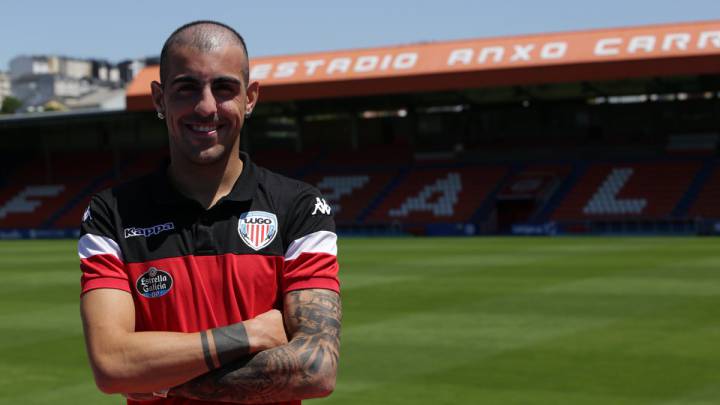 Carlos Castro en el Anxo Carro durante su presentación como nuevo jugador del Lugo (foto vía Twitter @CDeportivoLugo).