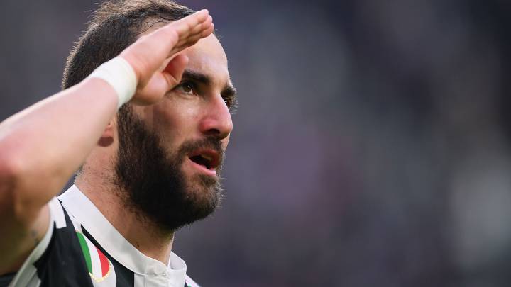 Juventus' Argentinian forward Gonzalo Higuain celebrates after scoring a goal during the Italian Serie A football match between Juventus and Sassuolo on February 4, 2018 at the Allianz Stadium in Turin. / AFP PHOTO / MARCO BERTORELLO