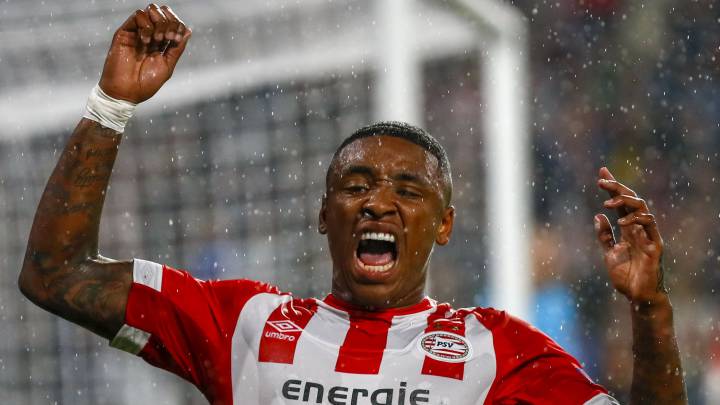 Steven Bergwijn celebrando un gol con el PSV la pasada temporada.
