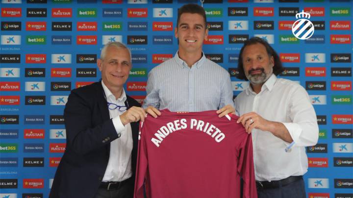 Andrés Prieto posa con su nueva camiseta junto a Carlos García Pont (izquierda) Rufete (derecha) (foto vía Twitter @RCDEspanyol).