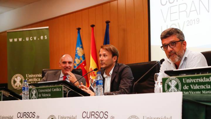 Gaizka Mendieta durante su charla en la UCV de Valencia.