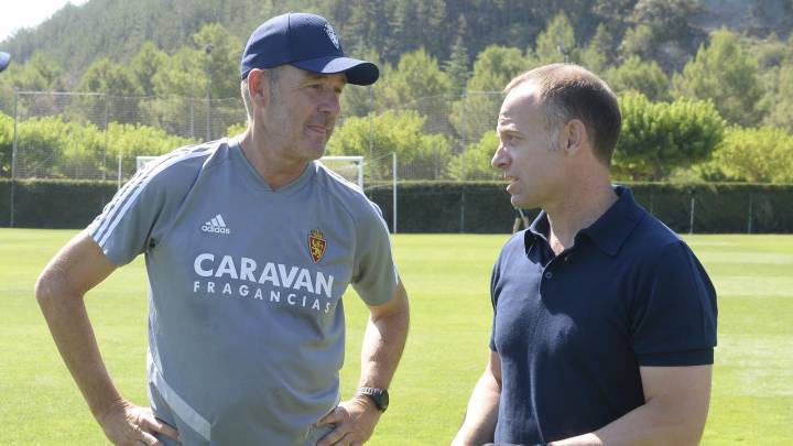 Víctor Fernández y Cristian Lapetra charlando en uno de los campos de entrenamiento de Boltaña.