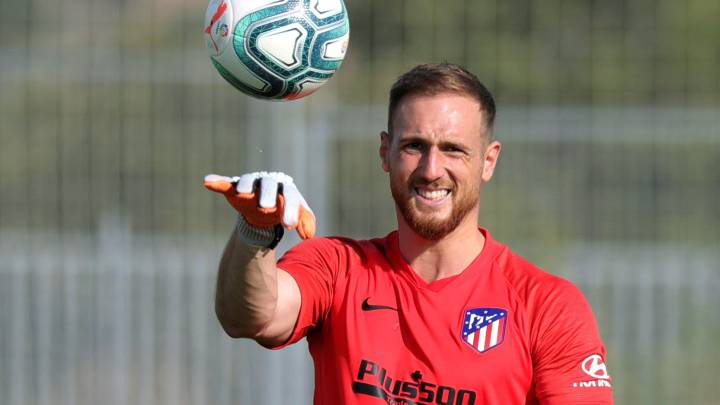 GRAF5636. LOS ÁNGELES DE SAN RAFAEL (SEGOVIA), 17/07/2019.- El portero titular del Atlético de Madrid de la temporada 2019-20, el esloveno Jan Oblak, durante el entrenamiento que tiene lugar este miércoles en Los Ángeles de San Rafael (Segovia). EFE/ Juanjo Martín
