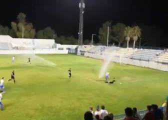 ¿Se imaginan jugar un partido con los aspersores puestos? Granada B y Motril lo han hecho..