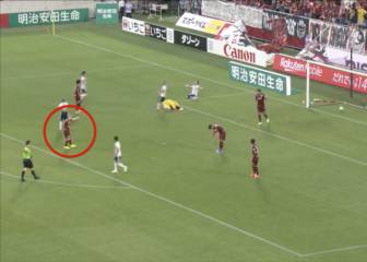 Pocas veces se le ha visto así: el gran enfado de Iniesta tras el error que supuso la derrota