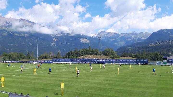 Entrene del Valencia en Crans Montana, Marcelino trabajó con los defensas.