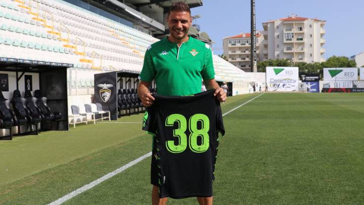 El capitán del Betis Joaquín Sánchez vistió el dorsal 38 este domingo ante el Portimonense para conmemorar que cumple 38 años. 518 partidos en Primera.