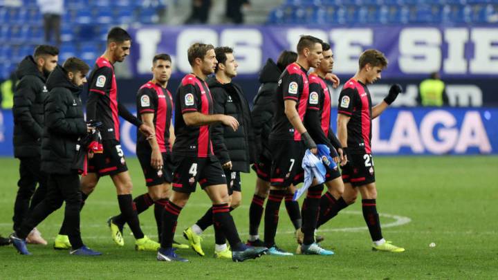 La plantilla del Reus se retira del campo de juego tras uno de los partidos de la temporada pasada en La Liga 1|2|3.