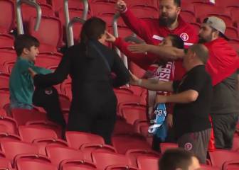 No se debe permitir: hinchas de Internacional le quitan a un niño su camiseta de Gremio