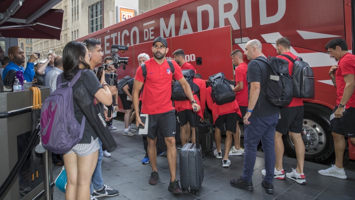Diego Costa y el resto de la expedición atlética a su llegada al hotel en Dallas.