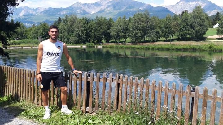 Salva Ruiz, junto al hotel del Valencia en Crans Montana.