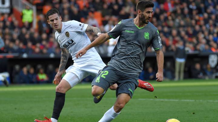 Raúl Navas defiende un balón ante Santi Mina durante un partido de la Liga Santander entre el Valencia y la Real Sociedad.