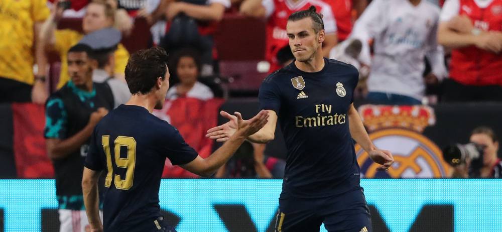 Gareth Bale celebra su gol con Odriozola.