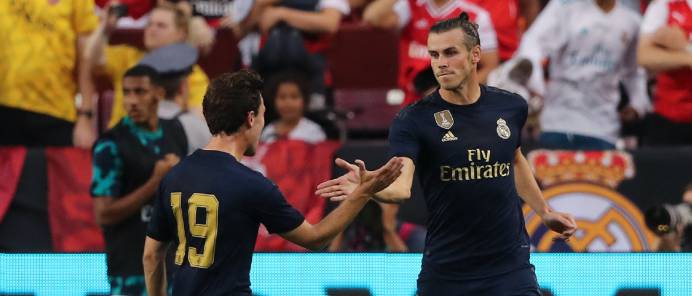 Gareth Bale celebra su gol con Odriozola.
