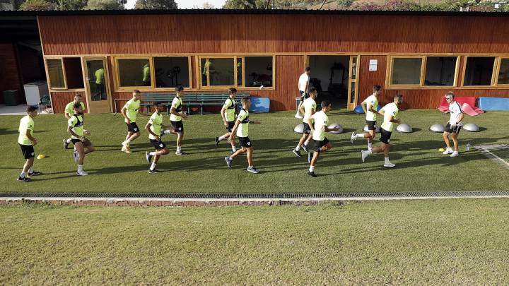 Málaga: 29 jugadores, cero fichajes y Jony esperando en Roma
