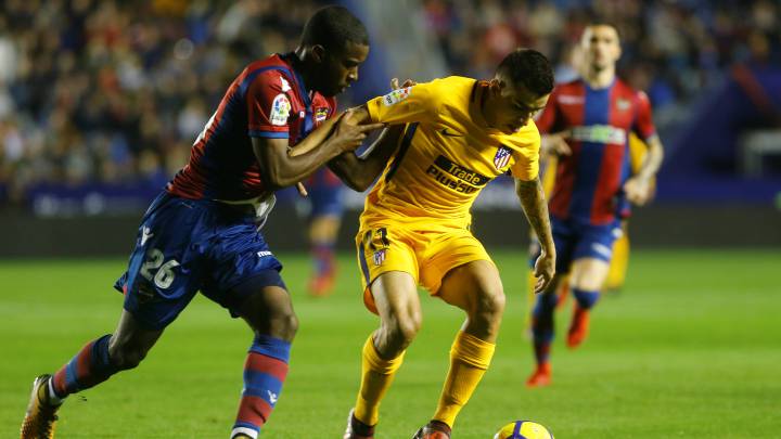 Shaquell Moore presionando a Ángel Correa durante el Levante-Atlético de Madrid de la temporada 2017/2018.
