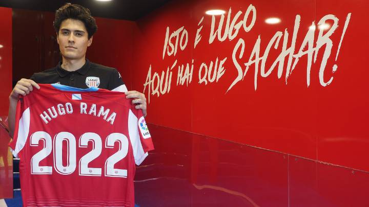 Hugo Rama posa con la camisetan del Lugo en la sala de prensa del Anxo Carro.