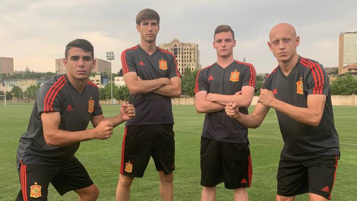De izquierda a derecha: Víctor Gómez (Espanyol), Miranda (Barcelona), Sergio Gómez (Dortmund) y Mollejo (Atlético).