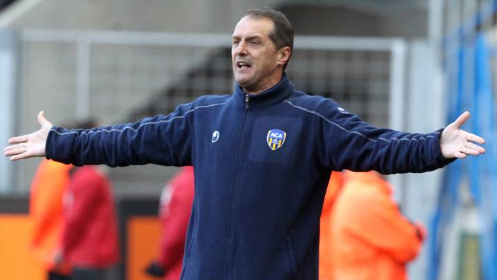 Faruk Hadzibegic durante su etapa como entrenador del Arles-Avignon.