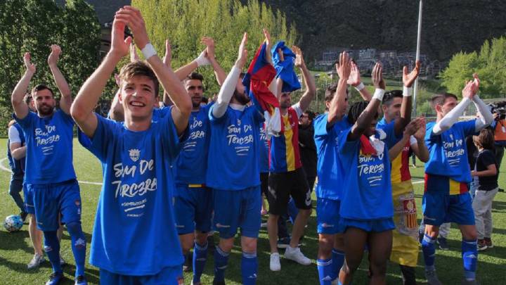 Los jugadores del Andorra celebran el ascenso a Tercera División.