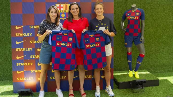 Alexia Putellas y Vicky Losada presentaron la equipación del Barcelona femenino.