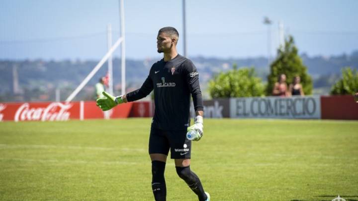 El espigado portero del Sporting Christian Joel ya juega y se entrena con el primer equipo y tiene ofertas de equipos de Alemania e Inglaterra.