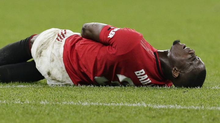 Eric Bailly se lamenta de su lesión en el partido con el Manchester United.