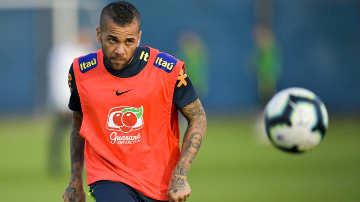 Guardiola, sobre Alves: "Es un jugador increíble, pero ya tenemos dos grandes laterales"