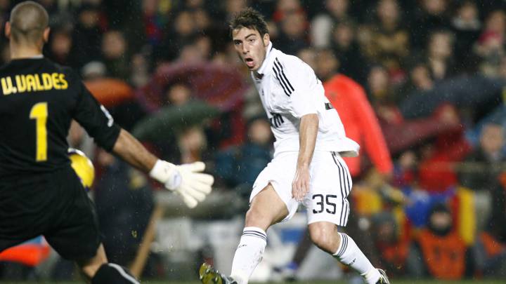 Miguel Palanca, en el mano a mano con Víctor Valdés.