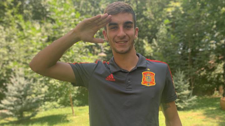 Ferran Torres posa para AS con su habitual celebración al marcar un gol.