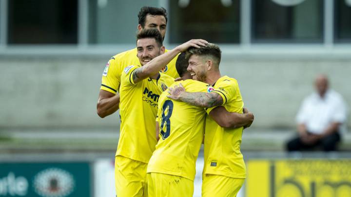 Moi Gómez celebra el tanto junto a Cazorla y Alberto Moreno.