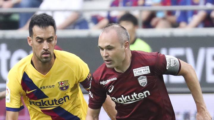 Andrés Iniesta frente a Busquets