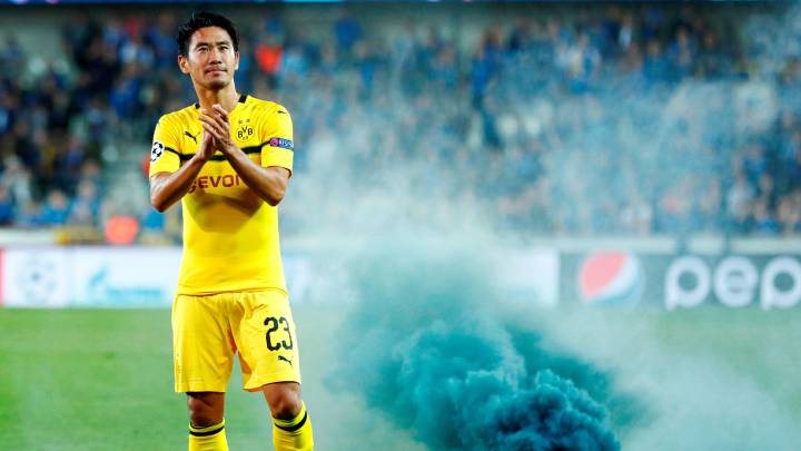 Soccer Football - Champions League - Group Stage - Group A - Club Brugge v Borussia Dortmund - Jan Breydel Stadium, Bruges, Belgium - September 18, 2018 Borussia Dortmund's Shinji Kagawa applauds the fans next to a smoke bomb at the end of the match REUTERS/Francois Lenoir TPX IMAGES OF THE DAY