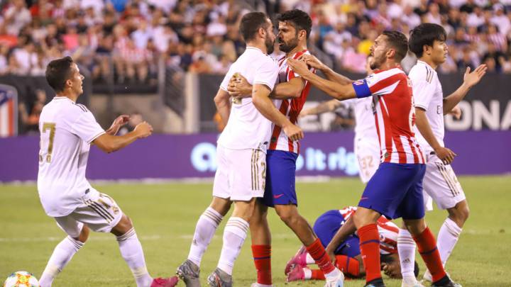 Diego Costa y Carvajal se encaran durante el derbi.