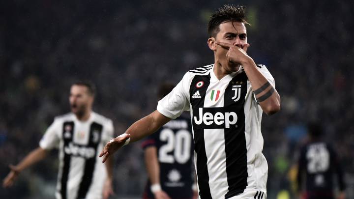 Juventus' Argentine forward Paulo Dybala celebrates after scoring during the Italian Serie A football match Juventus vs Cagliari at the Juventus Allianz stadium in Turin, on November 3, 2018. (Photo by MARCO BERTORELLO / AFP)