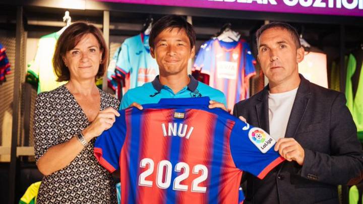 Inui posa con su nueva camiseta con Amaia Gorostiza y Fran Garagarza (foto vía Twitter @SDEibar).