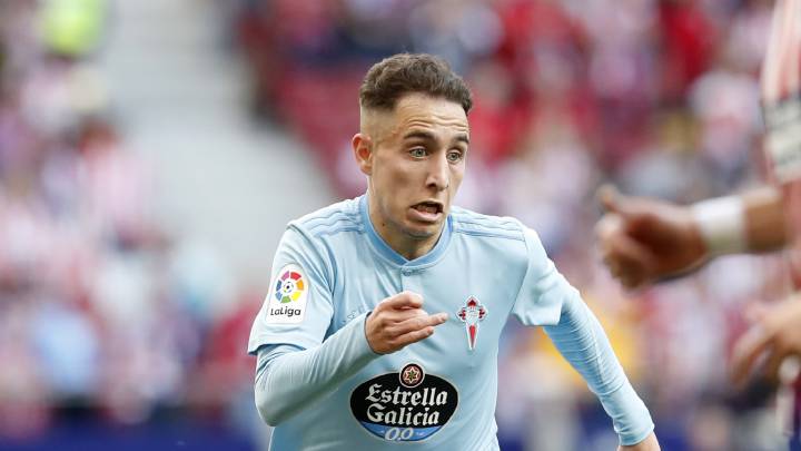 Emre Mor conduce el balón durante el partido entre el Atlético de Madrid y el Celta en el Wanda Metropolitano.