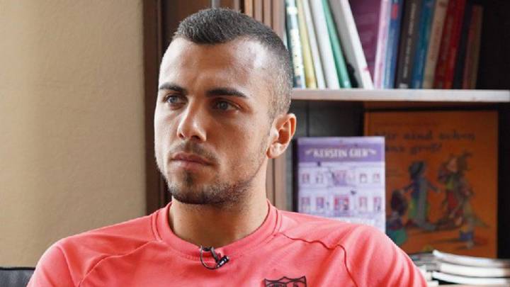 Joan Jordán durante la entrevista con los medios del Sevilla (foto vía Twitter @SevillaFC).