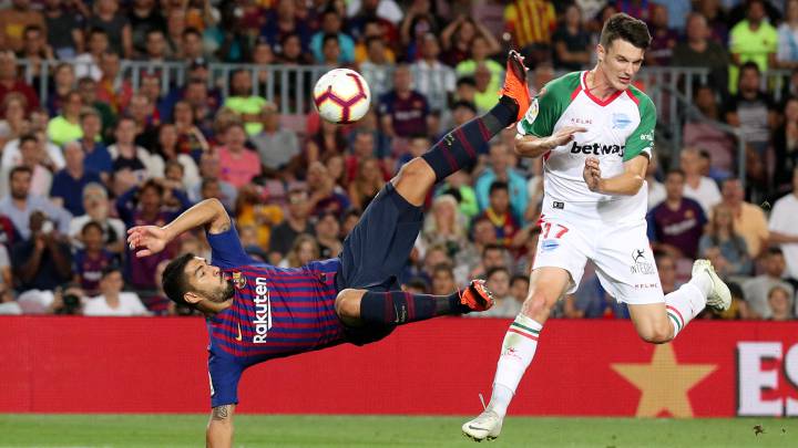 Adrián Marín impide un remate de Luis Suárez en el Barcelona-Alavés de la pasada temporada.