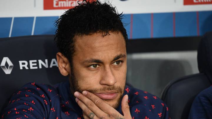 Neymar en el banquillo durante el PSG-Mónaco de la temporada pasada.