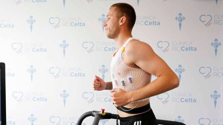El portero gallego Rubén Blanco se somete a pruebas físicas en la clínica del Celta.