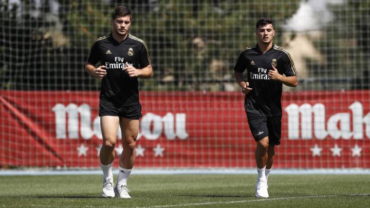 Luka Jovic a la izquierda corriendo al lado de Brahim Díaz, a la derecha.