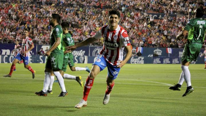 Nicolás Ibáñez celebra un gol con el Atlético de San Luis.