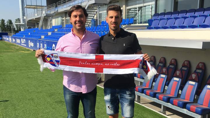 Juan Carlos, en su presentación como nuevo jugador del Huesca.