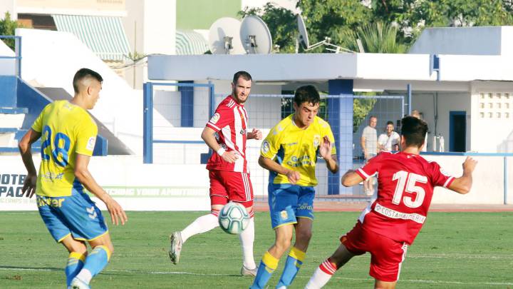 Óscar Fernández dirige al Almería ante Las Palmas antes de ser destituido