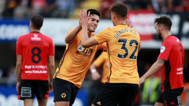 Raúl Jiménez celebra un gol con Dendoncker
